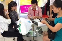 Dân Hà Nội nhộn nhịp sắm bộ đôi iPhone 6S chính hãng