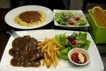 Quán bít tết Tây sang chảnh giá bèo hút khách Hà Nội