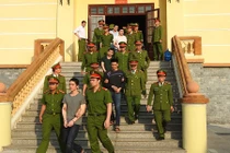 Ảnh: Cảnh sát bảo vệ nghiêm ngặt ông trùm ma túy và đồng phạm