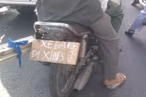 Hài hước biển thông báo, quảng cáo đu bám xe máy