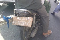 Hài hước biển thông báo, quảng cáo đu bám xe máy
