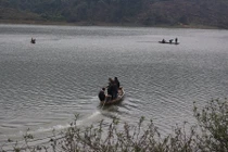 Lật thuyền, con trai bất lực nhìn mẹ chìm xuống hồ giá rét