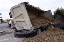 Ảnh: Xe tải đè bẹp dúm xe con, một người thiệt mạng thương tâm