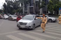 Nhiều người vô tư vượt đèn vàng, phớt lờ quy định phạt