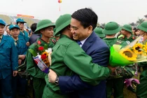 Ảnh: Tân binh ôm chầm Chủ tịch Hà Nội trước lúc nhập ngũ