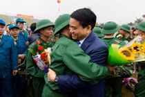 Ảnh: Tân binh ôm chầm Chủ tịch Hà Nội trước lúc nhập ngũ