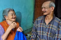 Ảnh: Cảm động đôi tình nhân U90 gánh nước ở Hội An