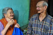 Ảnh: Cảm động đôi tình nhân U90 gánh nước ở Hội An