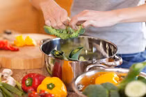 Mẹo nhỏ ngăn nhiễm độc từ... xoong, nồi