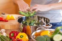 Mẹo nhỏ ngăn nhiễm độc từ... xoong, nồi