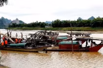 Truy bắt “cát tặc”, 1 thượng tá công an bị trọng thương