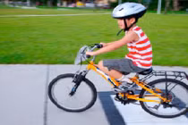 Lợi, hại chọn xe đạp bánh nhựa hay nan hoa cho bé