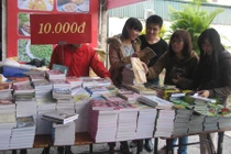 Nườm nượp đổ đi mua sách 10.000 đồng/quyển