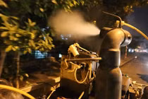 Cận cảnh “vòi rồng” trắng đêm diệt muỗi ở Hà Nội