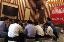 Ảnh: Bia hơi vỉa hè “dạt” phòng máy lạnh, đệm êm ở Hà Nội