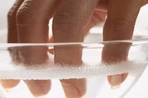 Mẹo hay trị vết chai sần trên tay