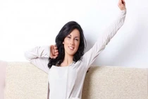 Thói quen xấu xí gây hại cho bạn khi thức dậy