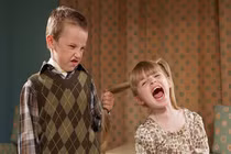 Cha mẹ làm thế nào khi các con tị nạnh nhau?