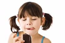 Lưu ý cần biết khi cho trẻ ăn socola