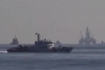 Tàu quân sự Trung Quốc chia nhóm giữ giàn khoan trái phép