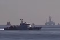 Tàu quân sự Trung Quốc chia nhóm giữ giàn khoan trái phép