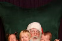 Hài hước hình ảnh ông già Noel khiến bé "khóc thét"