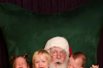 Hài hước hình ảnh ông già Noel khiến bé "khóc thét"