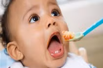 Dinh dưỡng phù hợp cho bé mọc răng 