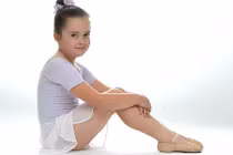 Bé gái nhảy múa phi thường dù không thể đi lại