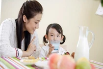 Trẻ nên uống bao nhiêu sữa là đủ