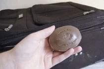 Mẹo làm sạch va li đi biển cực nhanh