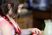 Mẹ và bé tự làm kem chanh dâu mát lạnh