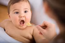 Những kiểu cho con ăn "ngốc nghếch" của mẹ Việt