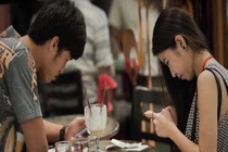 Cắm mặt vào điện thoại, iPad làm hại chuyện “yêu“