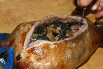 Cận cảnh chế biến bò nguyên con rút xương rùng rợn 