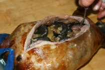 Cận cảnh chế biến bò nguyên con rút xương rùng rợn 