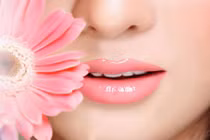 10 cách hay giúp môi không nẻ mùa hanh khô