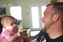 Bất ngờ bé hai tháng tuổi biết nói “con yêu bố“