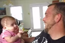 Bất ngờ bé hai tháng tuổi biết nói “con yêu bố“