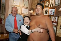 Cận cảnh quá trình “vỗ béo” của sumo Nhật bản