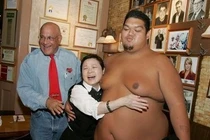 Cận cảnh quá trình “vỗ béo” của sumo Nhật bản