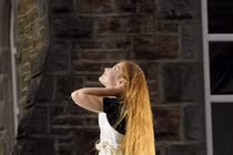 Bé 12 tuổi sở hữu “suối tóc” đẹp như thiên thần 