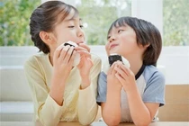 Chọn món ăn phụ bổ dưỡng cho bé đi học