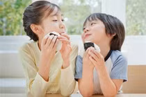 Chọn món ăn phụ bổ dưỡng cho bé đi học