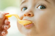 Hiến kế cho mẹ “trị” trẻ biếng ăn