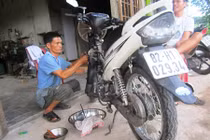 “Thần y” trị bệnh “uống xăng như nước” cho xe tay ga