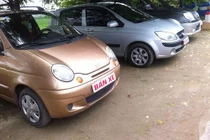 Đại gia Hà thành hết tiền, xế hộp thi nhau "đứng đường"