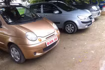 Đại gia Hà thành hết tiền, xế hộp thi nhau "đứng đường"