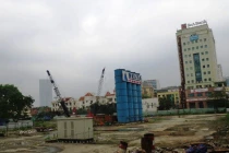 Hoang tàn tòa cao ốc Orental Plaza trên đất vàng Láng Hạ