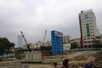 Hoang tàn tòa cao ốc Orental Plaza trên đất vàng Láng Hạ